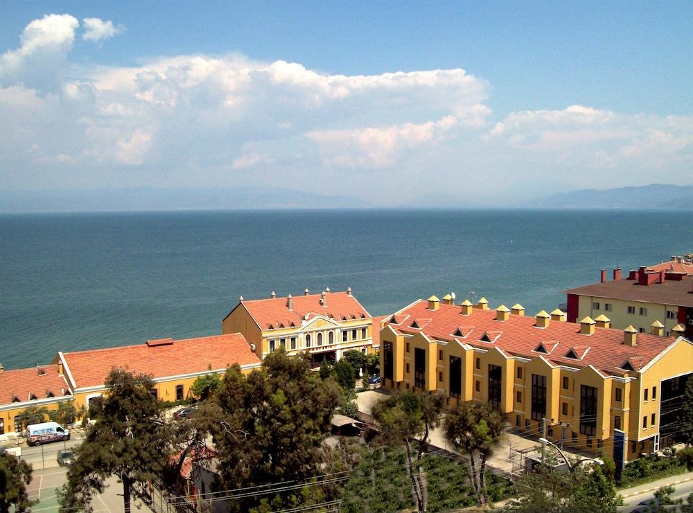 Montania Town Hotel Муданья Екстер'єр фото