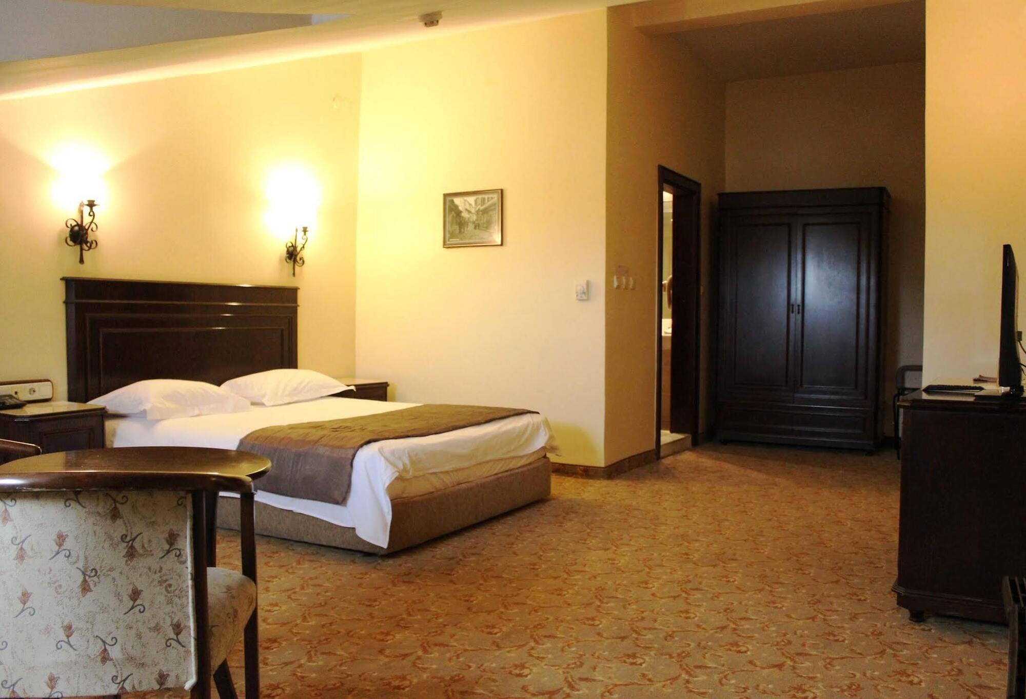 Montania Town Hotel Муданья Екстер'єр фото